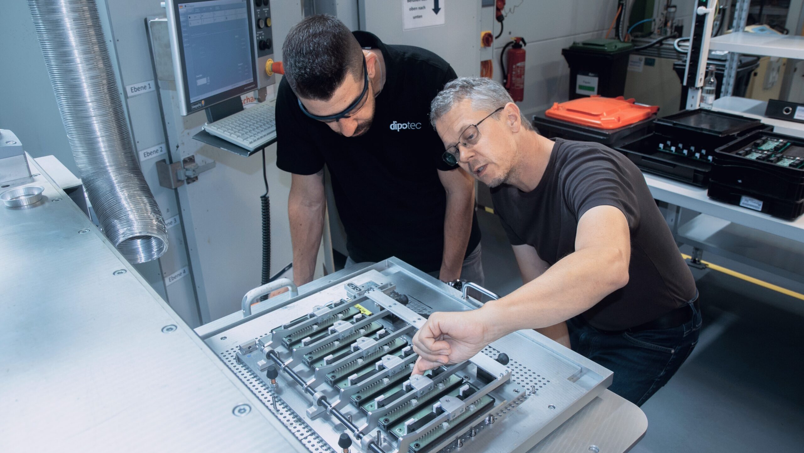 Vergussexperten bei der Analyse vergossener elektronischer Bauteile