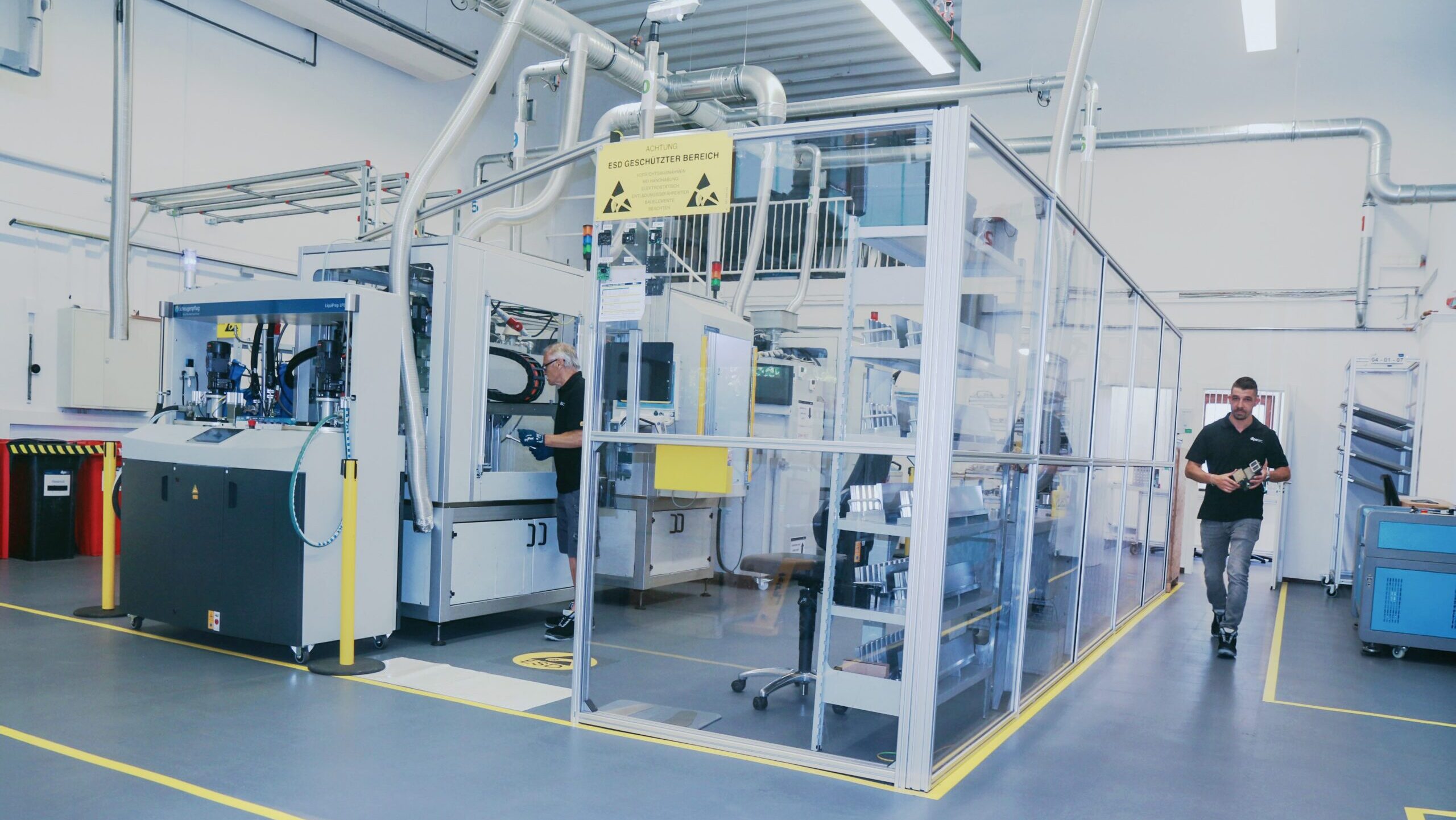 Einblick in die Produktionshalle mit Dosier- und Vergussequipment für den Lohnverguss